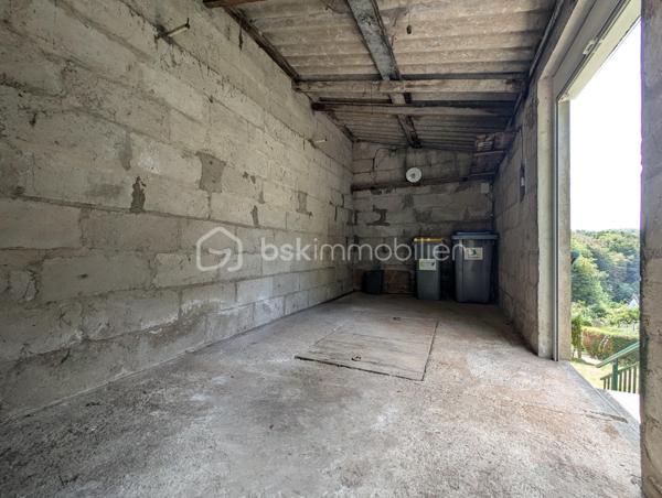 Et si votre prochaine maison avait bien plus à offrir qu’une simple surface habitable ?
Nichée sur les hauteurs des Rouges-Terres, proche Montagne du Roule, cette maison atypique d’environ 63 m² habitables, complétée par une véranda de 15 m² avec salle d’eau, est implantée sur une belle parcelle d’environ 446 m².

Dès l’entrée, vous découvrirez une véranda, une salle d’eau, une cuisine aménagée et équipée, un salon, un WC indépendant ainsi qu’une première chambre bénéficiant d’un accès direct à une terrasse exposée Sud-Ouest d’environ 15 m².
À l’étage, un palier dessert deux chambres mansardées, apportant un espace nuit supplémentaire et beaucoup de charme à l’ensemble.

UN EXTÉRIEUR QUI FAIT LA DIFFÉRENCE

La maison dispose de deux terrasses, d’un jardin clos et arboré avec deux accès, de plusieurs arbres fruitiers et d’un barbecue traditionnel, parfait pour profiter des beaux jours.
Mais son véritable atout réside dans ses nombreuses dépendances !
Vous bénéficiez d’environ 88 m² d’annexes, comprenant deux garages, trois dépendances alimentées en eau et en électricité, trois appentis ainsi que des espaces pouvant servir de buanderie ou de stockage.
Un volume particulièrement intéressant pour stationner plusieurs véhicules, bricoler, créer un atelier, stocker du matériel ou imaginer de nouveaux projets.

UN BIEN À FAIRE ÉVOLUER SELON VOS ENVIES

Des travaux sont à prévoir, mais cette maison offre une base intéressante et de nombreuses possibilités d’aménagement pour révéler tout son potentiel.
Côté équipements : huisseries PVC double vitrage, volets roulants électriques au rez-de-chaussée, toiture en tuiles et chauffage fioul, cheminée avec insert et électrique.
Une maison singulière, un jardin agréable et surtout près de 88 m² d’annexes : un bien qui mérite d’être découvert pour apprécier pleinement ses possibilités.
Taxe Foncière : 614€ /an