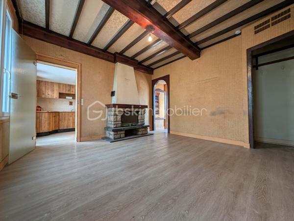 Et si votre prochaine maison avait bien plus à offrir qu’une simple surface habitable ?
Nichée sur les hauteurs des Rouges-Terres, proche Montagne du Roule, cette maison atypique d’environ 63 m² habitables, complétée par une véranda de 15 m² avec salle d’eau, est implantée sur une belle parcelle d’environ 446 m².

Dès l’entrée, vous découvrirez une véranda, une salle d’eau, une cuisine aménagée et équipée, un salon, un WC indépendant ainsi qu’une première chambre bénéficiant d’un accès direct à une terrasse exposée Sud-Ouest d’environ 15 m².
À l’étage, un palier dessert deux chambres mansardées, apportant un espace nuit supplémentaire et beaucoup de charme à l’ensemble.

UN EXTÉRIEUR QUI FAIT LA DIFFÉRENCE

La maison dispose de deux terrasses, d’un jardin clos et arboré avec deux accès, de plusieurs arbres fruitiers et d’un barbecue traditionnel, parfait pour profiter des beaux jours.
Mais son véritable atout réside dans ses nombreuses dépendances !
Vous bénéficiez d’environ 88 m² d’annexes, comprenant deux garages, trois dépendances alimentées en eau et en électricité, trois appentis ainsi que des espaces pouvant servir de buanderie ou de stockage.
Un volume particulièrement intéressant pour stationner plusieurs véhicules, bricoler, créer un atelier, stocker du matériel ou imaginer de nouveaux projets.

UN BIEN À FAIRE ÉVOLUER SELON VOS ENVIES

Des travaux sont à prévoir, mais cette maison offre une base intéressante et de nombreuses possibilités d’aménagement pour révéler tout son potentiel.
Côté équipements : huisseries PVC double vitrage, volets roulants électriques au rez-de-chaussée, toiture en tuiles et chauffage fioul, cheminée avec insert et électrique.
Une maison singulière, un jardin agréable et surtout près de 88 m² d’annexes : un bien qui mérite d’être découvert pour apprécier pleinement ses possibilités.
Taxe Foncière : 614€ /an