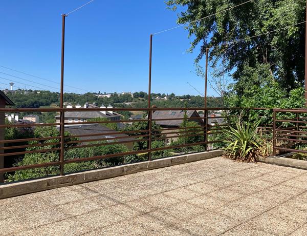Charmante Maison de Ville avec Garage, Terrasse et Jardinet
