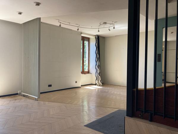 Charmante Maison de Ville avec Garage, Terrasse et Jardinet