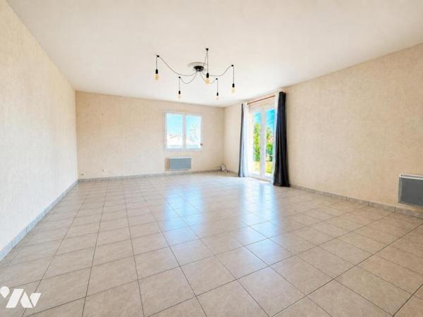 Maison de plain-pied 3 chambres avec garage sur 658 m², au calme d'une impasse