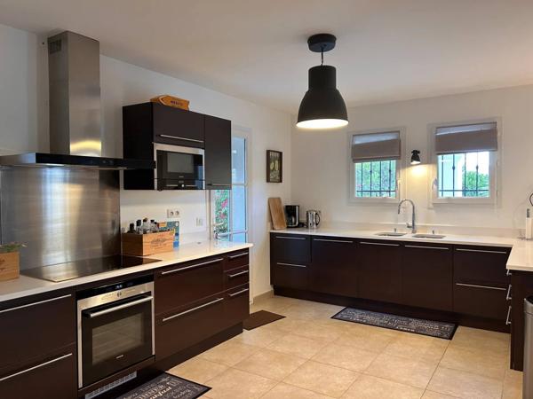 Maison directement sur le fairway du golf de pont royal avec piscine