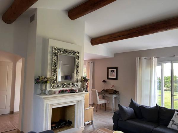 Maison directement sur le fairway du golf de pont royal avec piscine