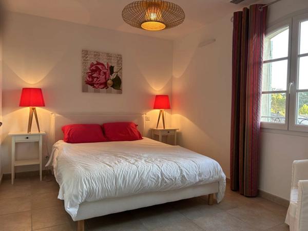 Maison directement sur le fairway du golf de pont royal avec piscine