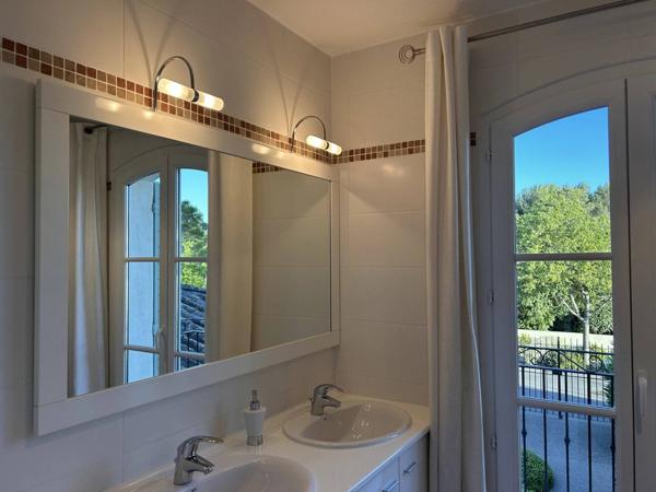 Maison directement sur le fairway du golf de pont royal avec piscine