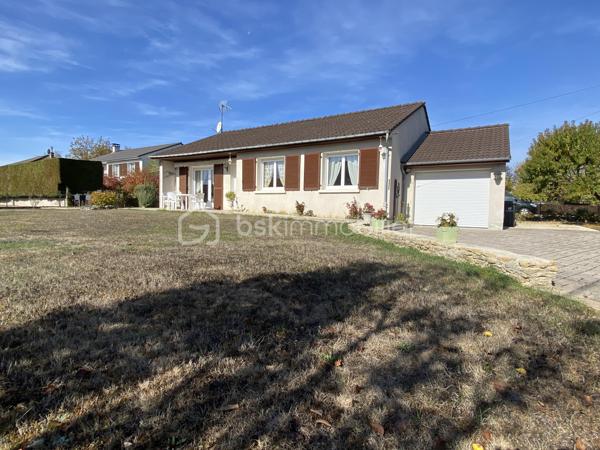 🏡 Maison de plain-pied à 10 minutes de Verdun

Découvrez cette maison située dans un quartier résidentiel calme et recherché

Elle comprend une entrée, une cuisine, une pièce à vivre, trois chambres, une salle de douche, un WC et un garage sur un terrain clos de 776 m².

Ses points forts :

📍 Secteur résidentiel recherché, pour profiter du calme à seulement 10 minutes de Verdun.

🏡 Le confort du plain-pied, 

🛏️ Trois chambres, pour accueillir la famille ou aménager un bureau.

🌿 Un terrain clos de 776 m², pour profiter pleinement des extérieurs.

🪟 Menuiseries PVC double vitrage avec volets roulants électriques et combles isolées, alliant confort et praticité.

🚗 Un garage, 

✅ Assainissement raccordé au tout-à-l’égout.

💶 Budget énergétique : une facture globale annoncée de 2 200 € par an, selon la consommation actuelle.

🛠️ Des envies de personnalisation ? Nous vous proposons un accompagnement dans vos projets de travaux.

📞 Contactez-nous pour plus d’informations et organiser une visite !