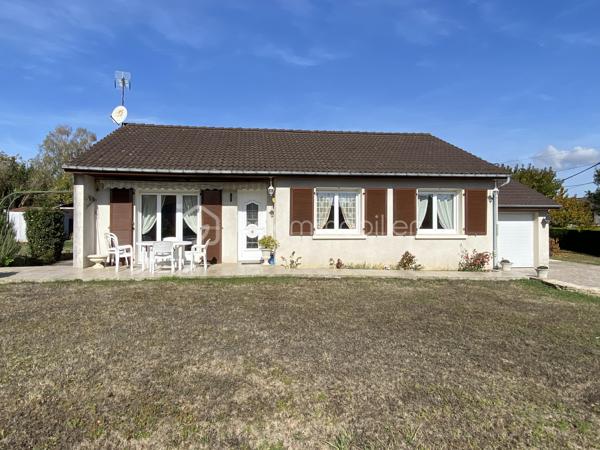 🏡 Maison de plain-pied à 10 minutes de Verdun

Découvrez cette maison située dans un quartier résidentiel calme et recherché

Elle comprend une entrée, une cuisine, une pièce à vivre, trois chambres, une salle de douche, un WC et un garage sur un terrain clos de 776 m².

Ses points forts :

📍 Secteur résidentiel recherché, pour profiter du calme à seulement 10 minutes de Verdun.

🏡 Le confort du plain-pied, 

🛏️ Trois chambres, pour accueillir la famille ou aménager un bureau.

🌿 Un terrain clos de 776 m², pour profiter pleinement des extérieurs.

🪟 Menuiseries PVC double vitrage avec volets roulants électriques et combles isolées, alliant confort et praticité.

🚗 Un garage, 

✅ Assainissement raccordé au tout-à-l’égout.

💶 Budget énergétique : une facture globale annoncée de 2 200 € par an, selon la consommation actuelle.

🛠️ Des envies de personnalisation ? Nous vous proposons un accompagnement dans vos projets de travaux.

📞 Contactez-nous pour plus d’informations et organiser une visite !
