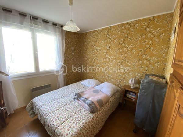 🏡 Maison de plain-pied à 10 minutes de Verdun

Découvrez cette maison située dans un quartier résidentiel calme et recherché

Elle comprend une entrée, une cuisine, une pièce à vivre, trois chambres, une salle de douche, un WC et un garage sur un terrain clos de 776 m².

Ses points forts :

📍 Secteur résidentiel recherché, pour profiter du calme à seulement 10 minutes de Verdun.

🏡 Le confort du plain-pied, 

🛏️ Trois chambres, pour accueillir la famille ou aménager un bureau.

🌿 Un terrain clos de 776 m², pour profiter pleinement des extérieurs.

🪟 Menuiseries PVC double vitrage avec volets roulants électriques et combles isolées, alliant confort et praticité.

🚗 Un garage, 

✅ Assainissement raccordé au tout-à-l’égout.

💶 Budget énergétique : une facture globale annoncée de 2 200 € par an, selon la consommation actuelle.

🛠️ Des envies de personnalisation ? Nous vous proposons un accompagnement dans vos projets de travaux.

📞 Contactez-nous pour plus d’informations et organiser une visite !