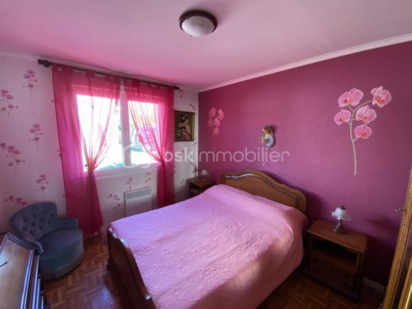 🏡 Maison de plain-pied à 10 minutes de Verdun

Découvrez cette maison située dans un quartier résidentiel calme et recherché

Elle comprend une entrée, une cuisine, une pièce à vivre, trois chambres, une salle de douche, un WC et un garage sur un terrain clos de 776 m².

Ses points forts :

📍 Secteur résidentiel recherché, pour profiter du calme à seulement 10 minutes de Verdun.

🏡 Le confort du plain-pied, 

🛏️ Trois chambres, pour accueillir la famille ou aménager un bureau.

🌿 Un terrain clos de 776 m², pour profiter pleinement des extérieurs.

🪟 Menuiseries PVC double vitrage avec volets roulants électriques et combles isolées, alliant confort et praticité.

🚗 Un garage, 

✅ Assainissement raccordé au tout-à-l’égout.

💶 Budget énergétique : une facture globale annoncée de 2 200 € par an, selon la consommation actuelle.

🛠️ Des envies de personnalisation ? Nous vous proposons un accompagnement dans vos projets de travaux.

📞 Contactez-nous pour plus d’informations et organiser une visite !