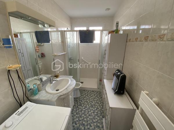 🏡 Maison de plain-pied à 10 minutes de Verdun

Découvrez cette maison située dans un quartier résidentiel calme et recherché

Elle comprend une entrée, une cuisine, une pièce à vivre, trois chambres, une salle de douche, un WC et un garage sur un terrain clos de 776 m².

Ses points forts :

📍 Secteur résidentiel recherché, pour profiter du calme à seulement 10 minutes de Verdun.

🏡 Le confort du plain-pied, 

🛏️ Trois chambres, pour accueillir la famille ou aménager un bureau.

🌿 Un terrain clos de 776 m², pour profiter pleinement des extérieurs.

🪟 Menuiseries PVC double vitrage avec volets roulants électriques et combles isolées, alliant confort et praticité.

🚗 Un garage, 

✅ Assainissement raccordé au tout-à-l’égout.

💶 Budget énergétique : une facture globale annoncée de 2 200 € par an, selon la consommation actuelle.

🛠️ Des envies de personnalisation ? Nous vous proposons un accompagnement dans vos projets de travaux.

📞 Contactez-nous pour plus d’informations et organiser une visite !