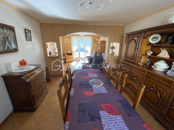 🏡 Maison de plain-pied à 10 minutes de Verdun

Découvrez cette maison située dans un quartier résidentiel calme et recherché

Elle comprend une entrée, une cuisine, une pièce à vivre, trois chambres, une salle de douche, un WC et un garage sur un terrain clos de 776 m².

Ses points forts :

📍 Secteur résidentiel recherché, pour profiter du calme à seulement 10 minutes de Verdun.

🏡 Le confort du plain-pied, 

🛏️ Trois chambres, pour accueillir la famille ou aménager un bureau.

🌿 Un terrain clos de 776 m², pour profiter pleinement des extérieurs.

🪟 Menuiseries PVC double vitrage avec volets roulants électriques et combles isolées, alliant confort et praticité.

🚗 Un garage, 

✅ Assainissement raccordé au tout-à-l’égout.

💶 Budget énergétique : une facture globale annoncée de 2 200 € par an, selon la consommation actuelle.

🛠️ Des envies de personnalisation ? Nous vous proposons un accompagnement dans vos projets de travaux.

📞 Contactez-nous pour plus d’informations et organiser une visite !