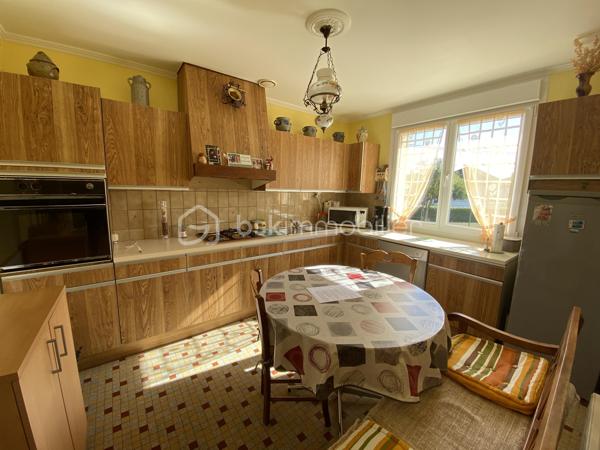 🏡 Maison de plain-pied à 10 minutes de Verdun

Découvrez cette maison située dans un quartier résidentiel calme et recherché

Elle comprend une entrée, une cuisine, une pièce à vivre, trois chambres, une salle de douche, un WC et un garage sur un terrain clos de 776 m².

Ses points forts :

📍 Secteur résidentiel recherché, pour profiter du calme à seulement 10 minutes de Verdun.

🏡 Le confort du plain-pied, 

🛏️ Trois chambres, pour accueillir la famille ou aménager un bureau.

🌿 Un terrain clos de 776 m², pour profiter pleinement des extérieurs.

🪟 Menuiseries PVC double vitrage avec volets roulants électriques et combles isolées, alliant confort et praticité.

🚗 Un garage, 

✅ Assainissement raccordé au tout-à-l’égout.

💶 Budget énergétique : une facture globale annoncée de 2 200 € par an, selon la consommation actuelle.

🛠️ Des envies de personnalisation ? Nous vous proposons un accompagnement dans vos projets de travaux.

📞 Contactez-nous pour plus d’informations et organiser une visite !