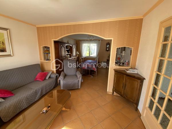 🏡 Maison de plain-pied à 10 minutes de Verdun

Découvrez cette maison située dans un quartier résidentiel calme et recherché

Elle comprend une entrée, une cuisine, une pièce à vivre, trois chambres, une salle de douche, un WC et un garage sur un terrain clos de 776 m².

Ses points forts :

📍 Secteur résidentiel recherché, pour profiter du calme à seulement 10 minutes de Verdun.

🏡 Le confort du plain-pied, 

🛏️ Trois chambres, pour accueillir la famille ou aménager un bureau.

🌿 Un terrain clos de 776 m², pour profiter pleinement des extérieurs.

🪟 Menuiseries PVC double vitrage avec volets roulants électriques et combles isolées, alliant confort et praticité.

🚗 Un garage, 

✅ Assainissement raccordé au tout-à-l’égout.

💶 Budget énergétique : une facture globale annoncée de 2 200 € par an, selon la consommation actuelle.

🛠️ Des envies de personnalisation ? Nous vous proposons un accompagnement dans vos projets de travaux.

📞 Contactez-nous pour plus d’informations et organiser une visite !