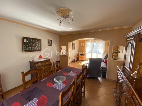 🏡 Maison de plain-pied à 10 minutes de Verdun

Découvrez cette maison située dans un quartier résidentiel calme et recherché

Elle comprend une entrée, une cuisine, une pièce à vivre, trois chambres, une salle de douche, un WC et un garage sur un terrain clos de 776 m².

Ses points forts :

📍 Secteur résidentiel recherché, pour profiter du calme à seulement 10 minutes de Verdun.

🏡 Le confort du plain-pied, 

🛏️ Trois chambres, pour accueillir la famille ou aménager un bureau.

🌿 Un terrain clos de 776 m², pour profiter pleinement des extérieurs.

🪟 Menuiseries PVC double vitrage avec volets roulants électriques et combles isolées, alliant confort et praticité.

🚗 Un garage, 

✅ Assainissement raccordé au tout-à-l’égout.

💶 Budget énergétique : une facture globale annoncée de 2 200 € par an, selon la consommation actuelle.

🛠️ Des envies de personnalisation ? Nous vous proposons un accompagnement dans vos projets de travaux.

📞 Contactez-nous pour plus d’informations et organiser une visite !