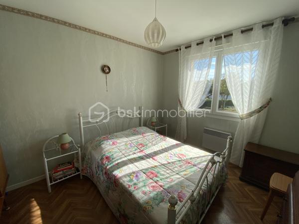 🏡 Maison de plain-pied à 10 minutes de Verdun

Découvrez cette maison située dans un quartier résidentiel calme et recherché

Elle comprend une entrée, une cuisine, une pièce à vivre, trois chambres, une salle de douche, un WC et un garage sur un terrain clos de 776 m².

Ses points forts :

📍 Secteur résidentiel recherché, pour profiter du calme à seulement 10 minutes de Verdun.

🏡 Le confort du plain-pied, 

🛏️ Trois chambres, pour accueillir la famille ou aménager un bureau.

🌿 Un terrain clos de 776 m², pour profiter pleinement des extérieurs.

🪟 Menuiseries PVC double vitrage avec volets roulants électriques et combles isolées, alliant confort et praticité.

🚗 Un garage, 

✅ Assainissement raccordé au tout-à-l’égout.

💶 Budget énergétique : une facture globale annoncée de 2 200 € par an, selon la consommation actuelle.

🛠️ Des envies de personnalisation ? Nous vous proposons un accompagnement dans vos projets de travaux.

📞 Contactez-nous pour plus d’informations et organiser une visite !