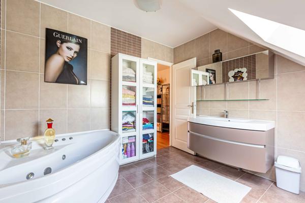 Boissy-Saint-Léger (94470) MAGNIFIQUE MAISON avec 5 chambres, un sous-sol total avec garage et un jardin