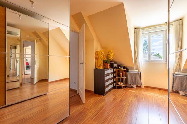 Boissy-Saint-Léger (94470) MAGNIFIQUE MAISON avec 5 chambres, un sous-sol total avec garage et un jardin