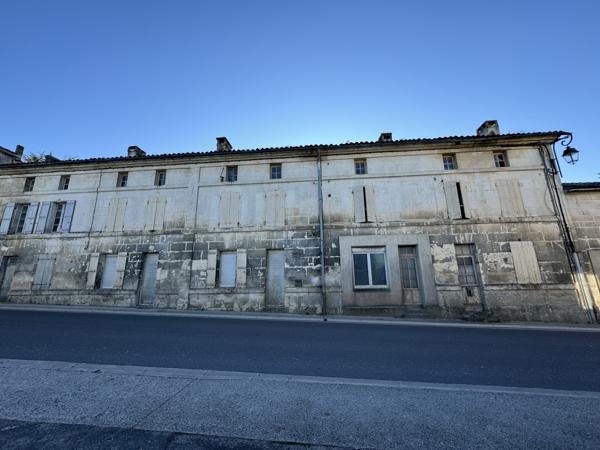 Ensemble immobilier à rénover - SAINT-MÊME-LES-CARRIERES (16) Saint-Même-les-Carrières (16720)