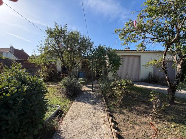 MAISON 2 CHAMBRES AVEC DOUBLE GARAGE ET JARDIN