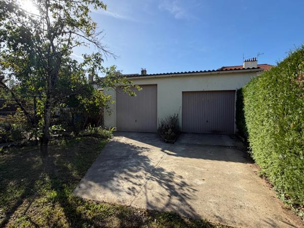 MAISON 2 CHAMBRES AVEC DOUBLE GARAGE ET JARDIN