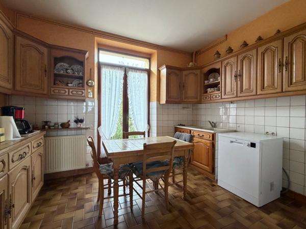 MAISON 2 CHAMBRES AVEC DOUBLE GARAGE ET JARDIN
