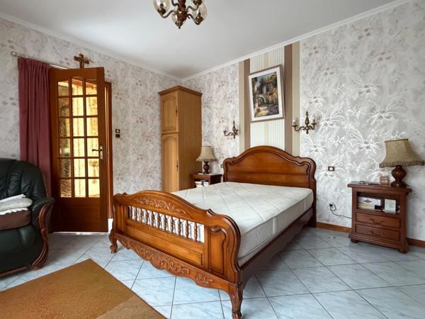 MAISON 2 CHAMBRES AVEC DOUBLE GARAGE ET JARDIN