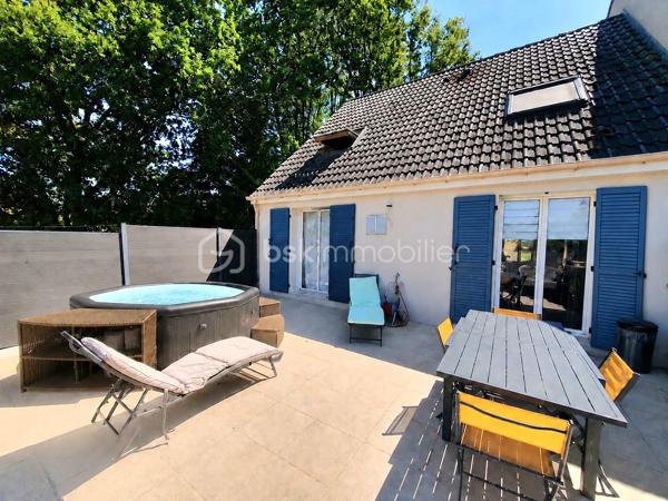 Maison récente de 2016 sur 534 m² de terrain clos, composée :
Un séjour double carrelé, une cuisine américaine équipée donnant sur une grande terrasse carrelée d'environ 40 m² et le jardin avec une superbe vue dégagée, une buanderie, une chambre au rez-de-chaussée, une salle d'eau avec WC.
A l'étage : un palier desservant 2 chambres, un dressing (possibilité d'en faire un bureau ou une salle de bains).
LES PLUS : Maison aux normes RT2012, DPE classé en B, fenêtres double vitrage en PVC, secteur calme, proche des commodités.
À VISITER SANS TARDER !!!
