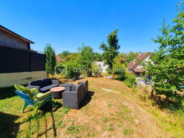 Maison récente de 2016 sur 534 m² de terrain clos, composée :
Un séjour double carrelé, une cuisine américaine équipée donnant sur une grande terrasse carrelée d'environ 40 m² et le jardin avec une superbe vue dégagée, une buanderie, une chambre au rez-de-chaussée, une salle d'eau avec WC.
A l'étage : un palier desservant 2 chambres, un dressing (possibilité d'en faire un bureau ou une salle de bains).
LES PLUS : Maison aux normes RT2012, DPE classé en B, fenêtres double vitrage en PVC, secteur calme, proche des commodités.
À VISITER SANS TARDER !!!