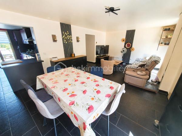 Maison récente de 2016 sur 534 m² de terrain clos, composée :
Un séjour double carrelé, une cuisine américaine équipée donnant sur une grande terrasse carrelée d'environ 40 m² et le jardin avec une superbe vue dégagée, une buanderie, une chambre au rez-de-chaussée, une salle d'eau avec WC.
A l'étage : un palier desservant 2 chambres, un dressing (possibilité d'en faire un bureau ou une salle de bains).
LES PLUS : Maison aux normes RT2012, DPE classé en B, fenêtres double vitrage en PVC, secteur calme, proche des commodités.
À VISITER SANS TARDER !!!
