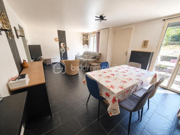 Maison récente de 2016 sur 534 m² de terrain clos, composée :
Un séjour double carrelé, une cuisine américaine équipée donnant sur une grande terrasse carrelée d'environ 40 m² et le jardin avec une superbe vue dégagée, une buanderie, une chambre au rez-de-chaussée, une salle d'eau avec WC.
A l'étage : un palier desservant 2 chambres, un dressing (possibilité d'en faire un bureau ou une salle de bains).
LES PLUS : Maison aux normes RT2012, DPE classé en B, fenêtres double vitrage en PVC, secteur calme, proche des commodités.
À VISITER SANS TARDER !!!