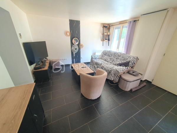 Maison récente de 2016 sur 534 m² de terrain clos, composée :
Un séjour double carrelé, une cuisine américaine équipée donnant sur une grande terrasse carrelée d'environ 40 m² et le jardin avec une superbe vue dégagée, une buanderie, une chambre au rez-de-chaussée, une salle d'eau avec WC.
A l'étage : un palier desservant 2 chambres, un dressing (possibilité d'en faire un bureau ou une salle de bains).
LES PLUS : Maison aux normes RT2012, DPE classé en B, fenêtres double vitrage en PVC, secteur calme, proche des commodités.
À VISITER SANS TARDER !!!