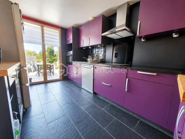 Maison récente de 2016 sur 534 m² de terrain clos, composée :
Un séjour double carrelé, une cuisine américaine équipée donnant sur une grande terrasse carrelée d'environ 40 m² et le jardin avec une superbe vue dégagée, une buanderie, une chambre au rez-de-chaussée, une salle d'eau avec WC.
A l'étage : un palier desservant 2 chambres, un dressing (possibilité d'en faire un bureau ou une salle de bains).
LES PLUS : Maison aux normes RT2012, DPE classé en B, fenêtres double vitrage en PVC, secteur calme, proche des commodités.
À VISITER SANS TARDER !!!