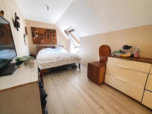 Maison récente de 2016 sur 534 m² de terrain clos, composée :
Un séjour double carrelé, une cuisine américaine équipée donnant sur une grande terrasse carrelée d'environ 40 m² et le jardin avec une superbe vue dégagée, une buanderie, une chambre au rez-de-chaussée, une salle d'eau avec WC.
A l'étage : un palier desservant 2 chambres, un dressing (possibilité d'en faire un bureau ou une salle de bains).
LES PLUS : Maison aux normes RT2012, DPE classé en B, fenêtres double vitrage en PVC, secteur calme, proche des commodités.
À VISITER SANS TARDER !!!