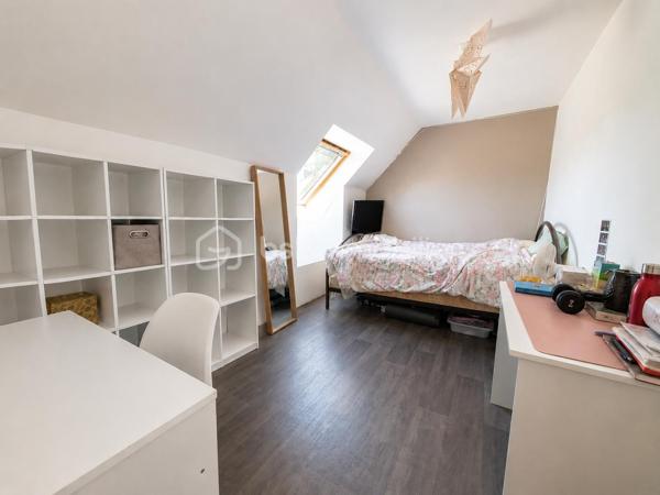 Maison récente de 2016 sur 534 m² de terrain clos, composée :
Un séjour double carrelé, une cuisine américaine équipée donnant sur une grande terrasse carrelée d'environ 40 m² et le jardin avec une superbe vue dégagée, une buanderie, une chambre au rez-de-chaussée, une salle d'eau avec WC.
A l'étage : un palier desservant 2 chambres, un dressing (possibilité d'en faire un bureau ou une salle de bains).
LES PLUS : Maison aux normes RT2012, DPE classé en B, fenêtres double vitrage en PVC, secteur calme, proche des commodités.
À VISITER SANS TARDER !!!