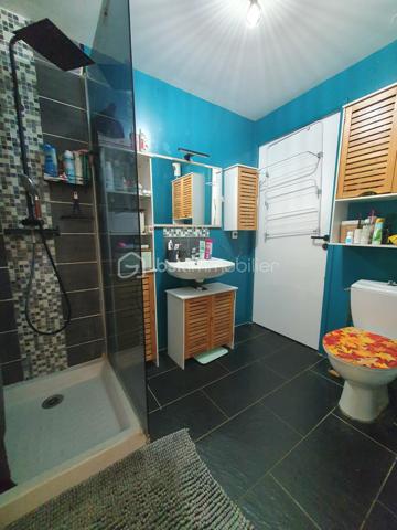 Maison récente de 2016 sur 534 m² de terrain clos, composée :
Un séjour double carrelé, une cuisine américaine équipée donnant sur une grande terrasse carrelée d'environ 40 m² et le jardin avec une superbe vue dégagée, une buanderie, une chambre au rez-de-chaussée, une salle d'eau avec WC.
A l'étage : un palier desservant 2 chambres, un dressing (possibilité d'en faire un bureau ou une salle de bains).
LES PLUS : Maison aux normes RT2012, DPE classé en B, fenêtres double vitrage en PVC, secteur calme, proche des commodités.
À VISITER SANS TARDER !!!