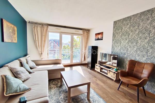 3ᵉ et dernier étage – Balcon – Excellent état

En plein centre d’Argenteuil, appartement lumineux de 1995, 60 m², situé au 3ᵉ et dernier étage (sans ascenseur), en excellent état.
•	Séjour lumineux avec accès à un petit balcon carré
•	Cuisine entièrement équipée
•	2 chambres
•	Salle de douche + toilettes séparées
•	Double vitrage partout
•	Chauffage électrique
•	Place de parking en sous sol (non boxée)

Un appartement fonctionnel, propre et idéalement placé, parfait pour un premier achat ou un investissement.