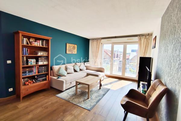 3ᵉ et dernier étage – Balcon – Excellent état

En plein centre d’Argenteuil, appartement lumineux de 1995, 60 m², situé au 3ᵉ et dernier étage (sans ascenseur), en excellent état.
•	Séjour lumineux avec accès à un petit balcon carré
•	Cuisine entièrement équipée
•	2 chambres
•	Salle de douche + toilettes séparées
•	Double vitrage partout
•	Chauffage électrique
•	Place de parking en sous sol (non boxée)

Un appartement fonctionnel, propre et idéalement placé, parfait pour un premier achat ou un investissement.