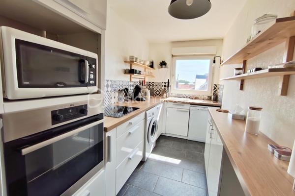 3ᵉ et dernier étage – Balcon – Excellent état

En plein centre d’Argenteuil, appartement lumineux de 1995, 60 m², situé au 3ᵉ et dernier étage (sans ascenseur), en excellent état.
•	Séjour lumineux avec accès à un petit balcon carré
•	Cuisine entièrement équipée
•	2 chambres
•	Salle de douche + toilettes séparées
•	Double vitrage partout
•	Chauffage électrique
•	Place de parking en sous sol (non boxée)

Un appartement fonctionnel, propre et idéalement placé, parfait pour un premier achat ou un investissement.