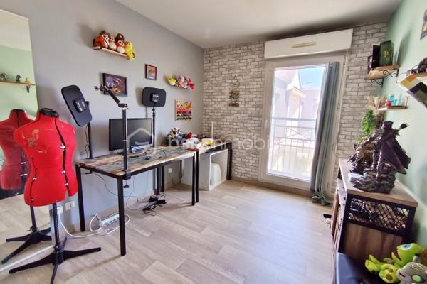 3ᵉ et dernier étage – Balcon – Excellent état

En plein centre d’Argenteuil, appartement lumineux de 1995, 60 m², situé au 3ᵉ et dernier étage (sans ascenseur), en excellent état.
•	Séjour lumineux avec accès à un petit balcon carré
•	Cuisine entièrement équipée
•	2 chambres
•	Salle de douche + toilettes séparées
•	Double vitrage partout
•	Chauffage électrique
•	Place de parking en sous sol (non boxée)

Un appartement fonctionnel, propre et idéalement placé, parfait pour un premier achat ou un investissement.