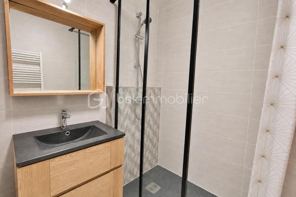 3ᵉ et dernier étage – Balcon – Excellent état

En plein centre d’Argenteuil, appartement lumineux de 1995, 60 m², situé au 3ᵉ et dernier étage (sans ascenseur), en excellent état.
•	Séjour lumineux avec accès à un petit balcon carré
•	Cuisine entièrement équipée
•	2 chambres
•	Salle de douche + toilettes séparées
•	Double vitrage partout
•	Chauffage électrique
•	Place de parking en sous sol (non boxée)

Un appartement fonctionnel, propre et idéalement placé, parfait pour un premier achat ou un investissement.