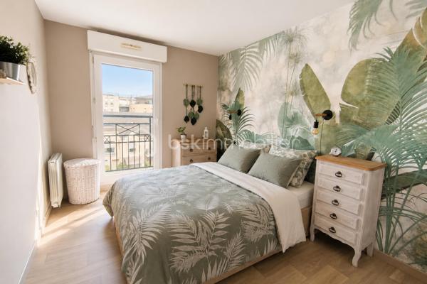 3ᵉ et dernier étage – Balcon – Excellent état

En plein centre d’Argenteuil, appartement lumineux de 1995, 60 m², situé au 3ᵉ et dernier étage (sans ascenseur), en excellent état.
•	Séjour lumineux avec accès à un petit balcon carré
•	Cuisine entièrement équipée
•	2 chambres
•	Salle de douche + toilettes séparées
•	Double vitrage partout
•	Chauffage électrique
•	Place de parking en sous sol (non boxée)

Un appartement fonctionnel, propre et idéalement placé, parfait pour un premier achat ou un investissement.