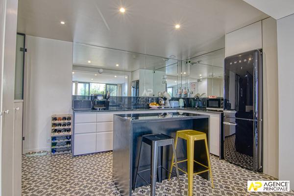 Versailles Rive-Droite Maison de ville 117 m² au sol avec cour et terrasse privative de 52 m² €995 000 ** - Référence 26644