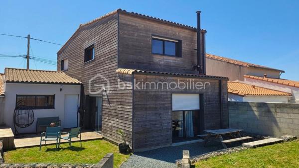 Venez découvrir cette maison familiale de 148m² refaite à neuf en 2021 en ossature bois. Profitez de ses beaux volumes, sa luminosité et la qualité de ses prestations.

Dès l’entrée, vous profiterez d’une spacieuse pièce de vie traversante avec cuisine ouverte aménagée et équipée de plus de 60m², agrémentée d’un poêle à bois apportant chaleur et convivialité.
Le rez-de-chaussée propose également une suite parentale avec dressing et salle de bain privative comprenant une baignoire et une douche à l'italienne, une buanderie ainsi que des toilettes séparées.

À l’étage, le pallier dessert trois belles chambres confortables ainsi qu'une salle d'eau avec toilettes à terminer à votre convenance.

À l’extérieur, profitez d'un agréable espace terrasse donnant sur le jardin complété d'un abri de jardin sur un terrain de 347m².
Le tout niché au cœur d'un village au calme situé à moins de 2km du bourg de Vallet et de toutes ses commodités.
La proximité de l'axe Cholet - Nantes vous permettra de vous rendre rapidement et aisément sur la métropole nantaise.

Une maison rénovée avec goût, lumineuse et fonctionnelle, au calme qui n'attend que vous pour y poser vos valises.