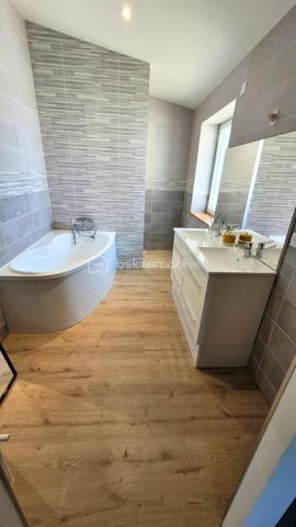Venez découvrir cette maison familiale de 148m² refaite à neuf en 2021 en ossature bois. Profitez de ses beaux volumes, sa luminosité et la qualité de ses prestations.

Dès l’entrée, vous profiterez d’une spacieuse pièce de vie traversante avec cuisine ouverte aménagée et équipée de plus de 60m², agrémentée d’un poêle à bois apportant chaleur et convivialité.
Le rez-de-chaussée propose également une suite parentale avec dressing et salle de bain privative comprenant une baignoire et une douche à l'italienne, une buanderie ainsi que des toilettes séparées.

À l’étage, le pallier dessert trois belles chambres confortables ainsi qu'une salle d'eau avec toilettes à terminer à votre convenance.

À l’extérieur, profitez d'un agréable espace terrasse donnant sur le jardin complété d'un abri de jardin sur un terrain de 347m².
Le tout niché au cœur d'un village au calme situé à moins de 2km du bourg de Vallet et de toutes ses commodités.
La proximité de l'axe Cholet - Nantes vous permettra de vous rendre rapidement et aisément sur la métropole nantaise.

Une maison rénovée avec goût, lumineuse et fonctionnelle, au calme qui n'attend que vous pour y poser vos valises.