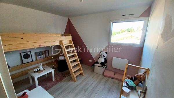 Venez découvrir cette maison familiale de 148m² refaite à neuf en 2021 en ossature bois. Profitez de ses beaux volumes, sa luminosité et la qualité de ses prestations.

Dès l’entrée, vous profiterez d’une spacieuse pièce de vie traversante avec cuisine ouverte aménagée et équipée de plus de 60m², agrémentée d’un poêle à bois apportant chaleur et convivialité.
Le rez-de-chaussée propose également une suite parentale avec dressing et salle de bain privative comprenant une baignoire et une douche à l'italienne, une buanderie ainsi que des toilettes séparées.

À l’étage, le pallier dessert trois belles chambres confortables ainsi qu'une salle d'eau avec toilettes à terminer à votre convenance.

À l’extérieur, profitez d'un agréable espace terrasse donnant sur le jardin complété d'un abri de jardin sur un terrain de 347m².
Le tout niché au cœur d'un village au calme situé à moins de 2km du bourg de Vallet et de toutes ses commodités.
La proximité de l'axe Cholet - Nantes vous permettra de vous rendre rapidement et aisément sur la métropole nantaise.

Une maison rénovée avec goût, lumineuse et fonctionnelle, au calme qui n'attend que vous pour y poser vos valises.