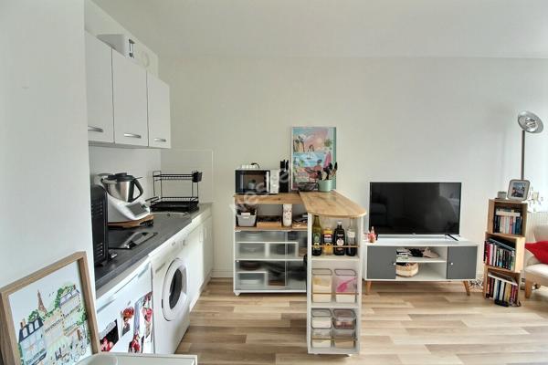 Suresnes Hyper Centre - studio en parfait état avec cave