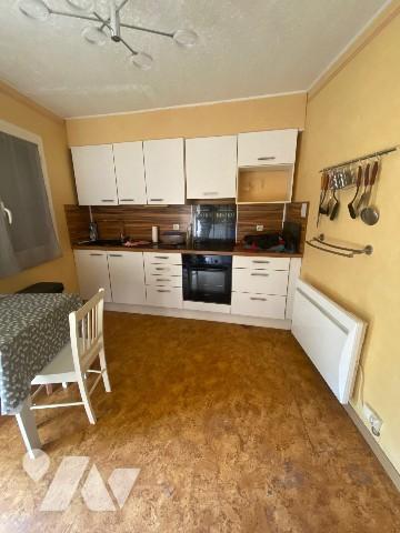 A vendre, maison de ville avec jardinet et terrasse, à rénover.