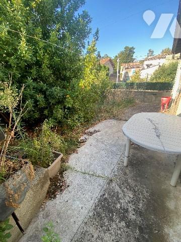 A vendre, maison de ville avec jardinet et terrasse, à rénover.