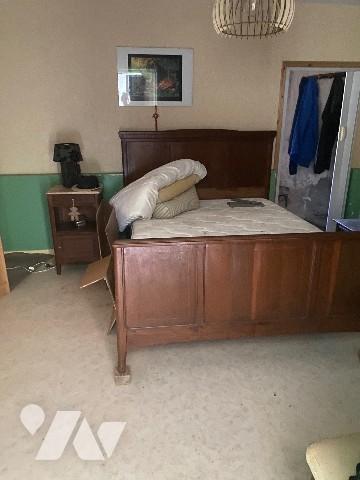 A vendre, maison de ville avec jardinet et terrasse, à rénover.