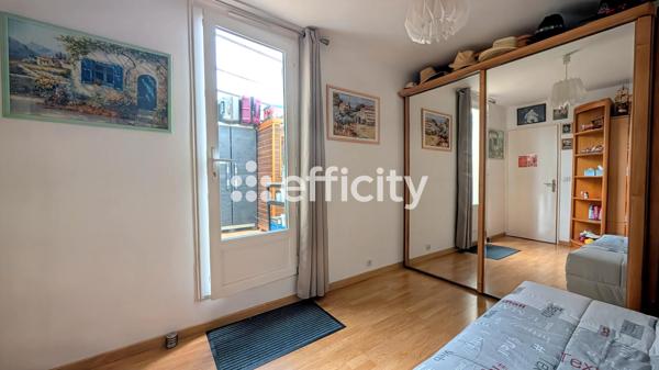 Appartement
         3 pièces
        - 80 m² Exclusivité 265 000 € *